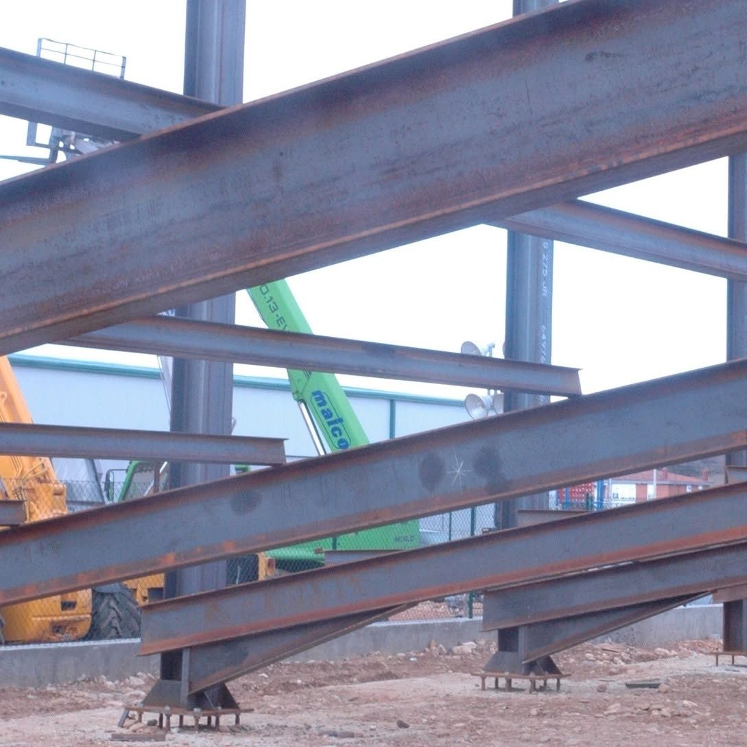 Vigas y pilares de estructura metálica ligera en montaje de nave - Talleres Máximo Díez León