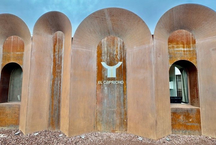 Arcos decorativos en acero corten para instalación hostelera