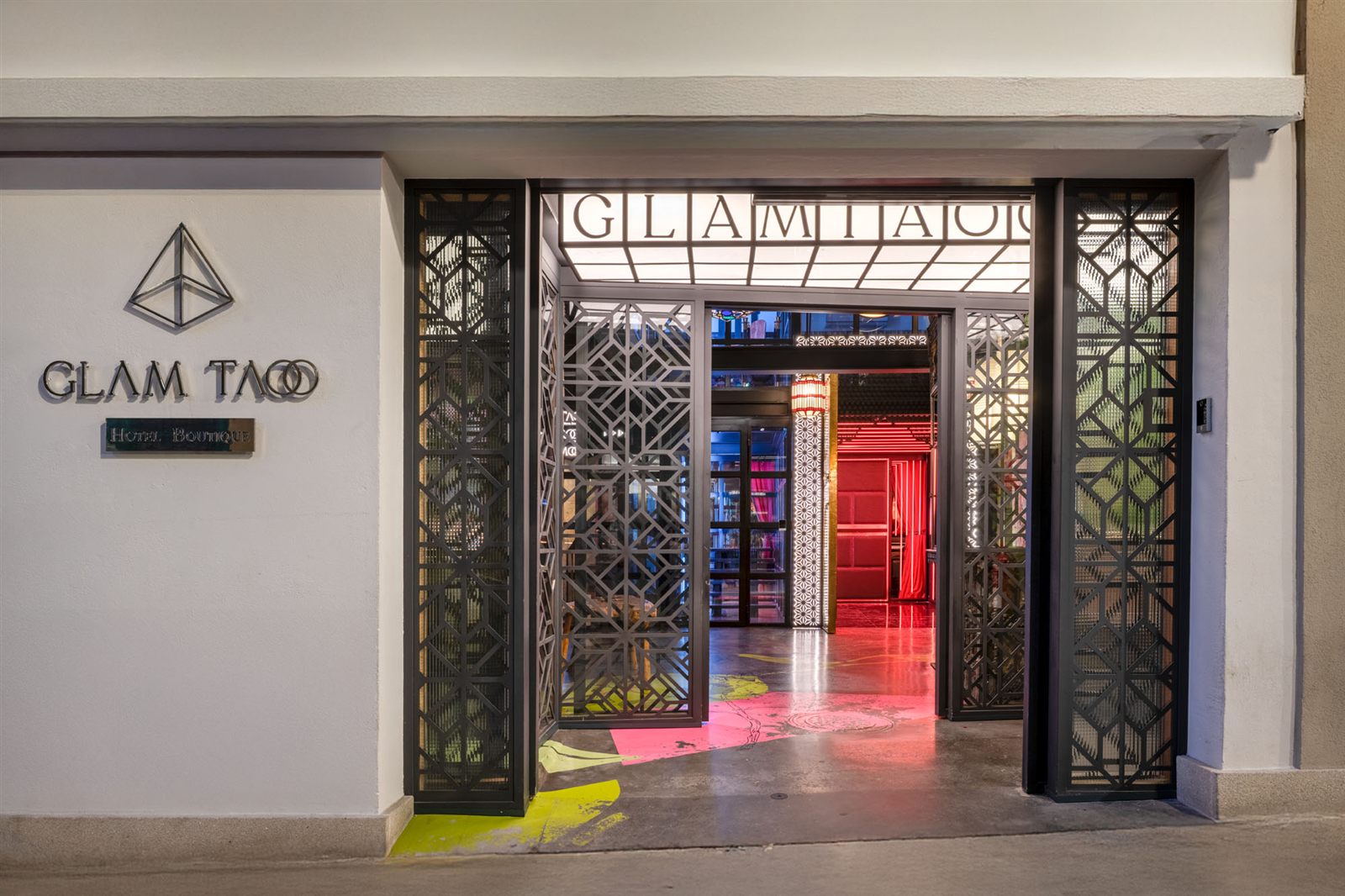 Entrada de hotel boutique con puertas y celosías metálicas de chapa cortada a láser