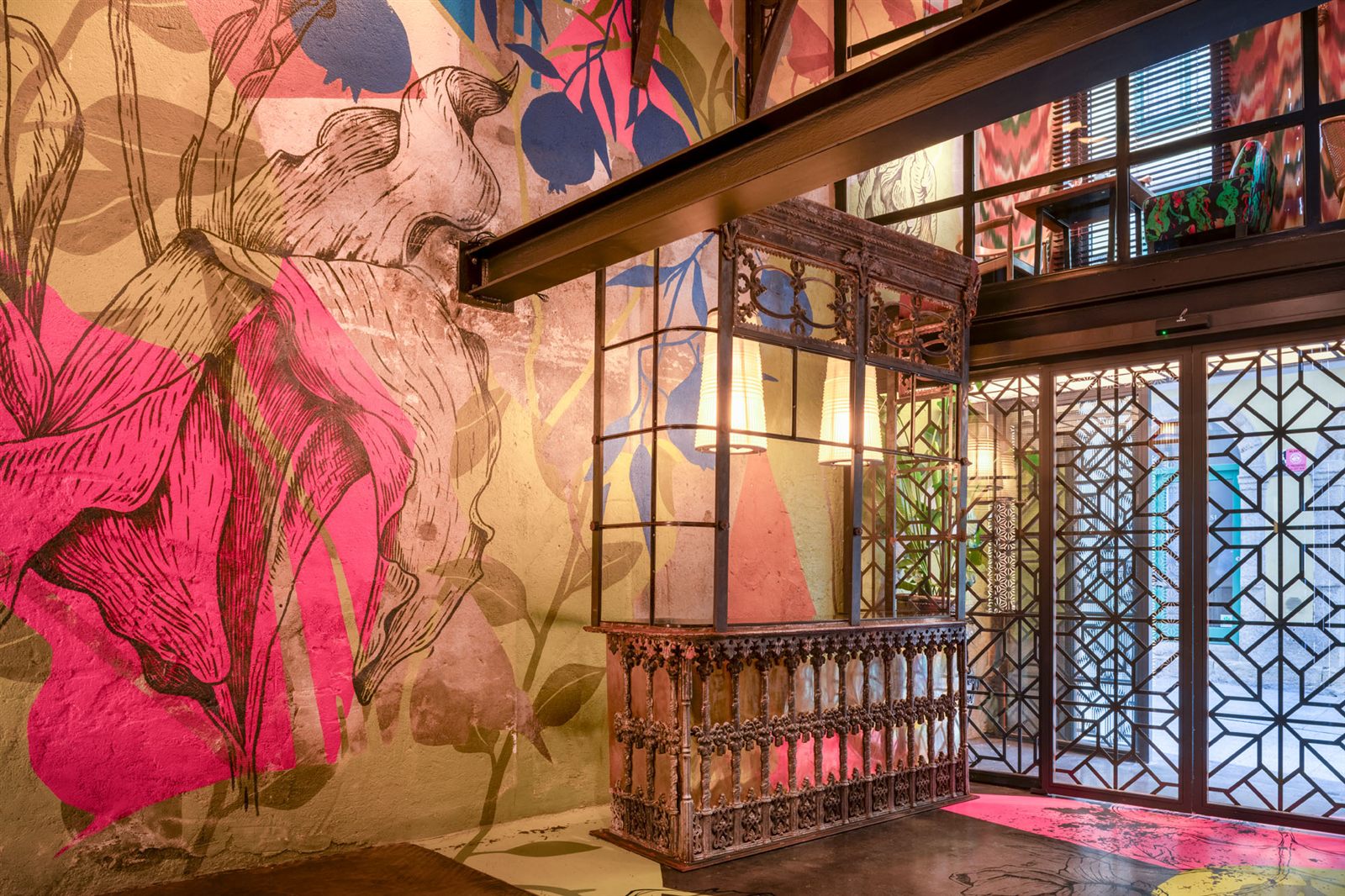 Celosías metálicas decorativas de diseño geométrico en hotel boutique