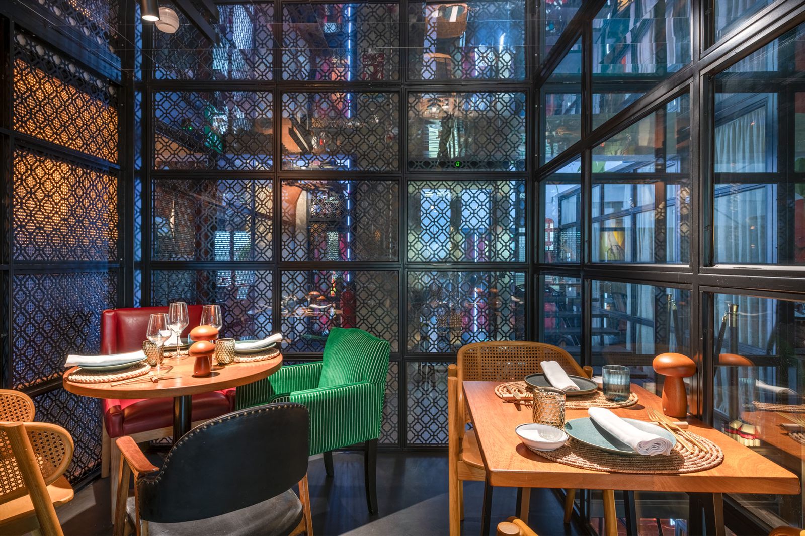 Elementos metálicos decorativos en zonas comunes de hotel