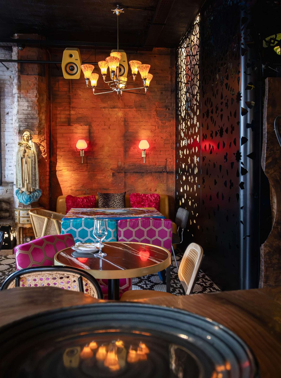 Paneles metálicos decorativos cortados a láser en interior de restaurante