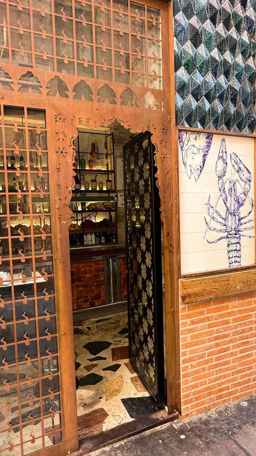 Fachada de restaurante con celosía de chapa cortada a láser en acabado corten