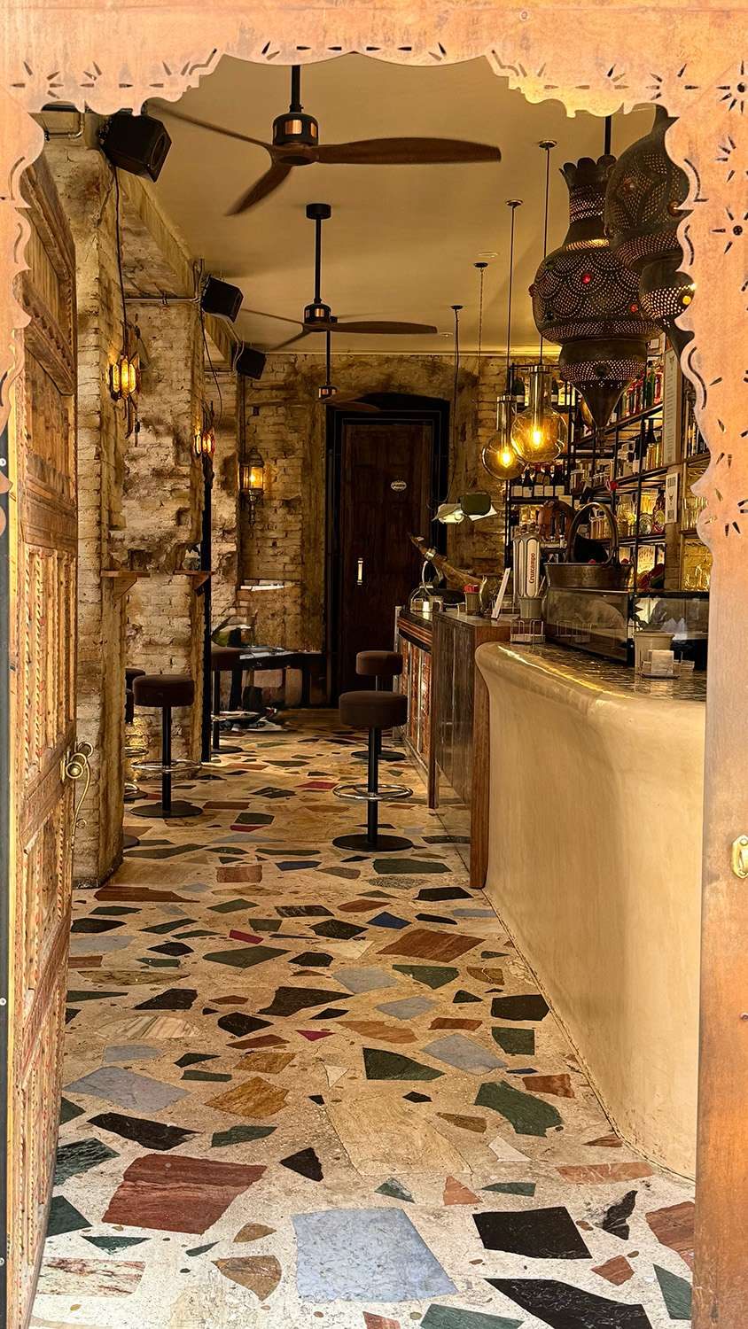 Cerramiento metálico decorativo a medida en entrada de restaurante