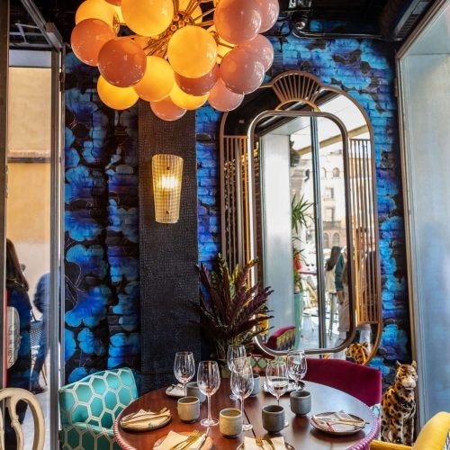 Detalle de barra y botellero metálico a medida en restaurante