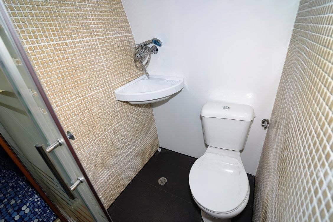 Baño completo con ducha en el interior de un refugio Maxicozy