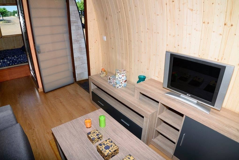 Zona de estar de un Maxicozy con acabado interior en madera