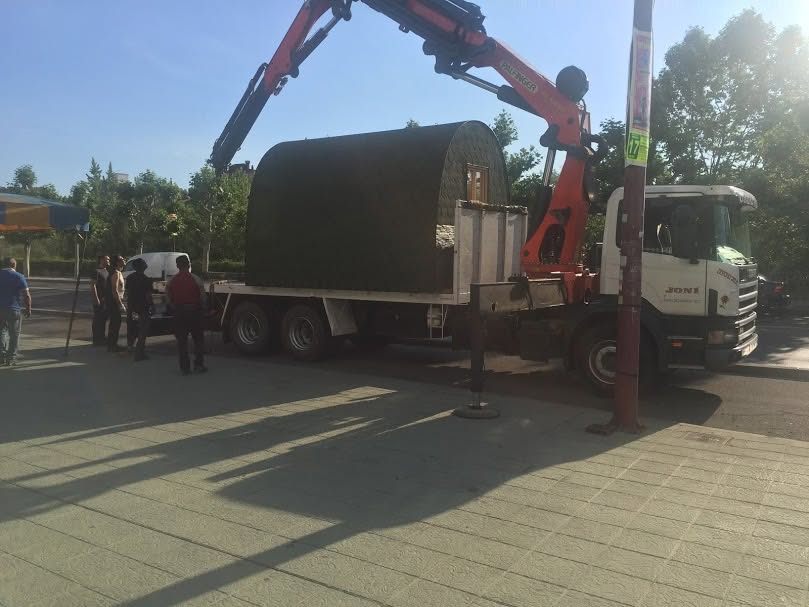 Refugio Maxicozy transportado en camión grúa hasta su emplazamiento